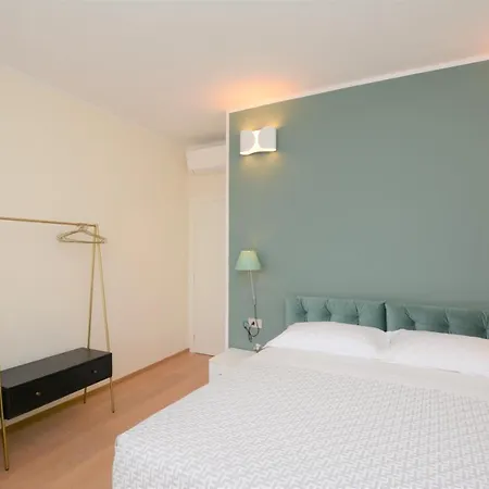 La Dotta - Via Jacopo Barozzi 2 *