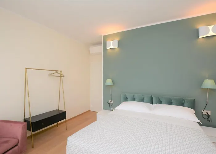 La Dotta - Via Jacopo Barozzi 2 *